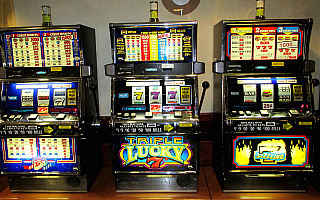 Nielegalne automaty w Giżycku. Służby ujawniły cztery maszyny do gier hazardowych
